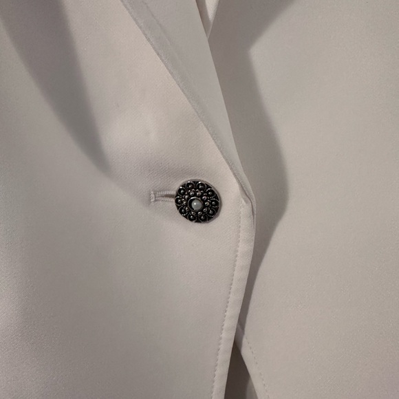 Chadwick’s White Angular Front Hemline Blazer - Picture 3 of 7